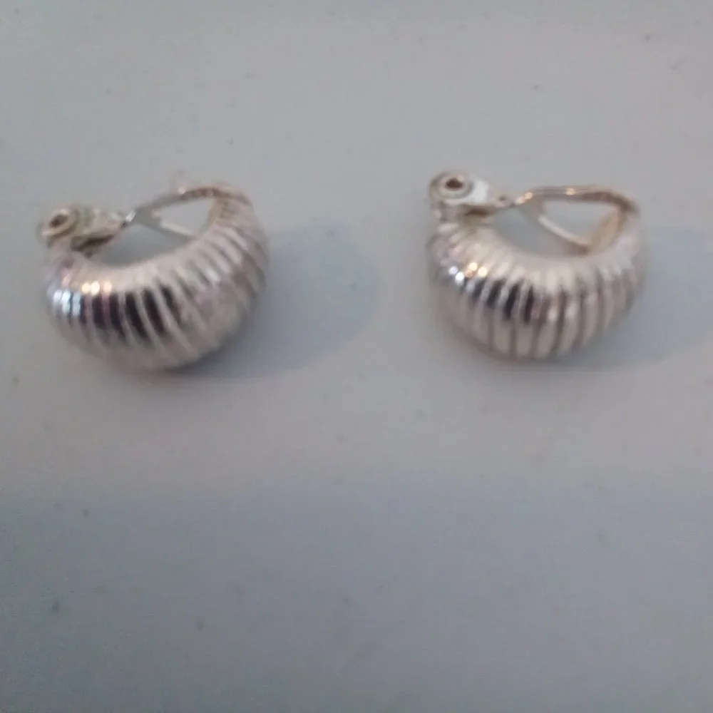 EUC VINTAGE Silver clip on earrings